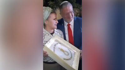 Israeli security minister celebrates birthday with ‘noose cakes’ (VIDEO