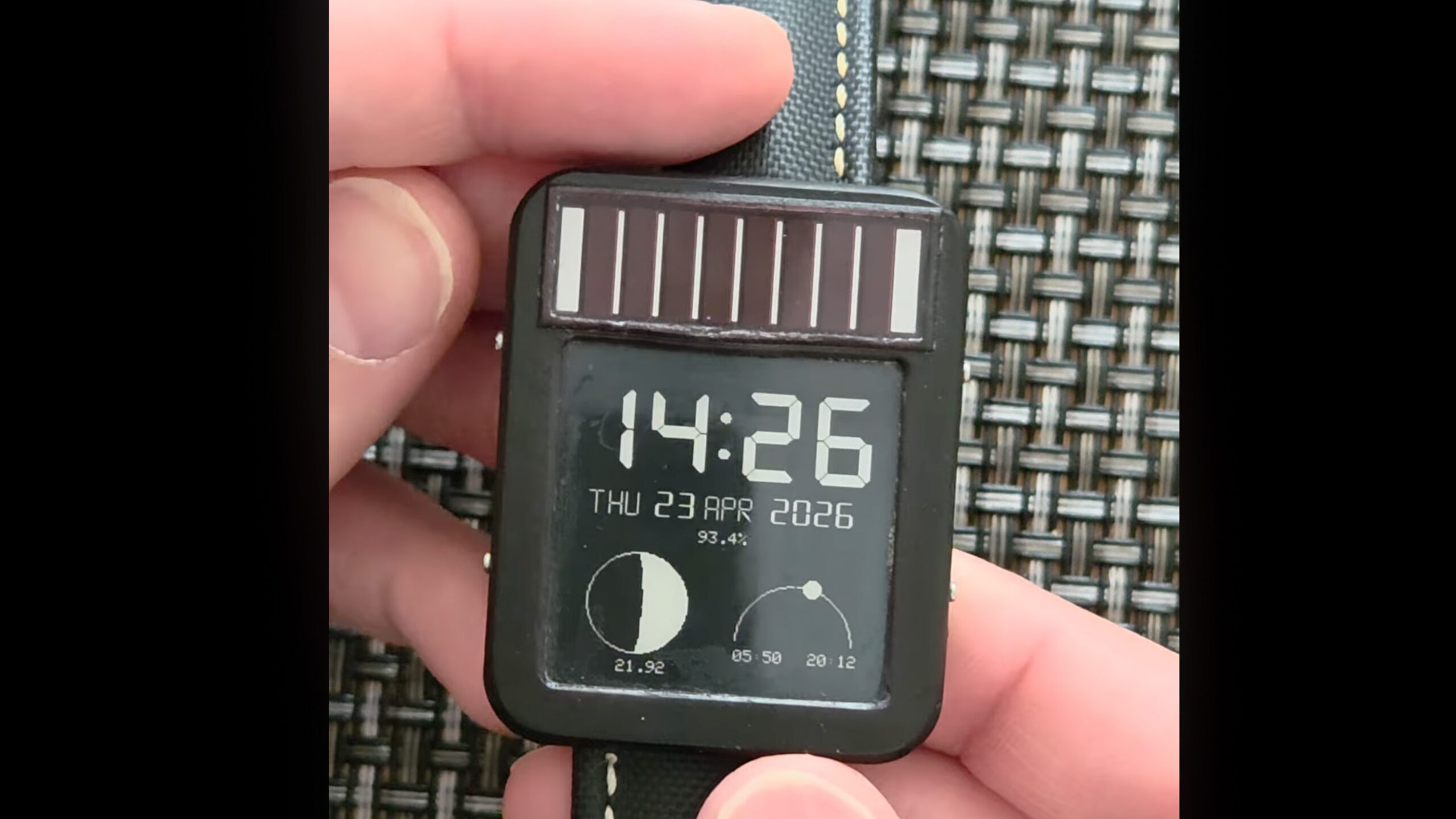 This open-source E-Ink smartwatch project trades features for extreme battery life